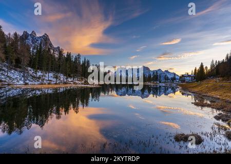 Lago d'Antorno e massiccio del Sorapiss sullo sfondo (Dolomiti, Italia) Foto Stock