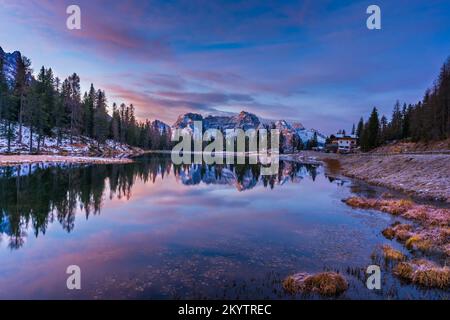 Lago d'Antorno e massiccio del Sorapiss sullo sfondo (Dolomiti, Italia) Foto Stock