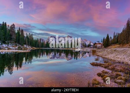 Lago d'Antorno e massiccio del Sorapiss sullo sfondo (Dolomiti, Italia) Foto Stock