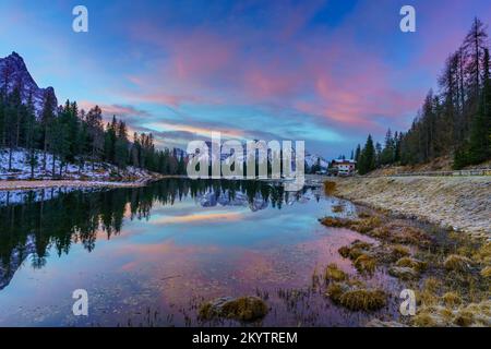 Lago d'Antorno e massiccio del Sorapiss sullo sfondo (Dolomiti, Italia) Foto Stock