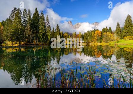 Lago di Welsperg con le pale di San Marino sullo sfondo (Dolomiti, Italia) Foto Stock