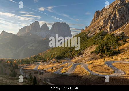 I tornanti per raggiungere il Passo Pordoi (Dolomiti - Italia) Foto Stock