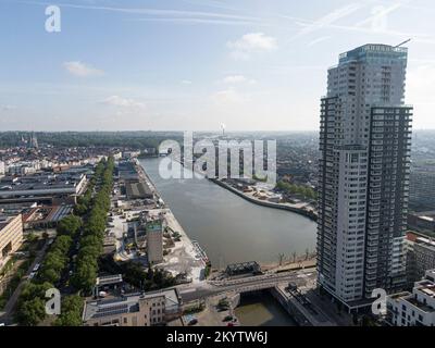 Bruxelles, Belgio - 12 maggio 2022: Paesaggio urbano della città di Bruxelles, edificio di appartamenti grattacieli con il fiume Senne che attraversa Bruxelles e in Foto Stock