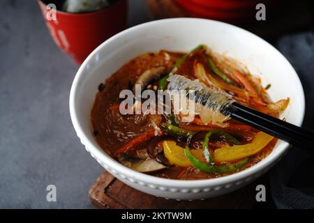 Zuppa di spaghetti di vetro con verdure, fuoco selettivo Foto Stock