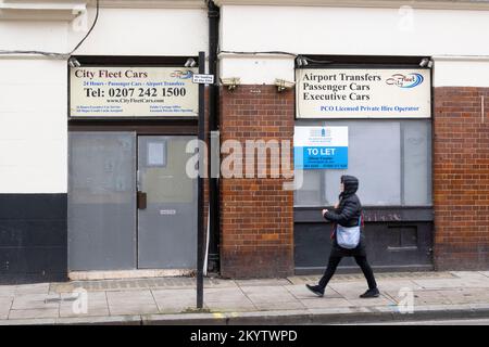 Un negozio chiuso con le sue finestre a bordo, Clerkenwell Road, Londra, Regno Unito. 20 Nov 2022 Foto Stock