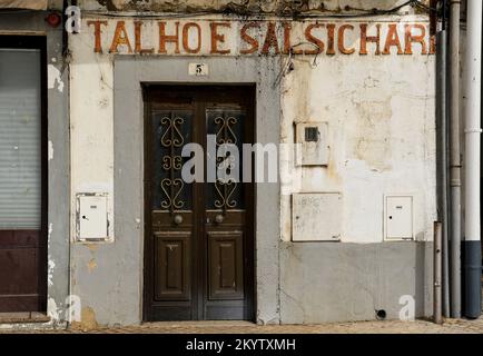 Alcacer do SAL, Setubal, Portogallo - 28 ottobre 2022: Facciata antica della macelleria d'epoca ad Alcacer do SAL a Setubal, Portogallo Foto Stock