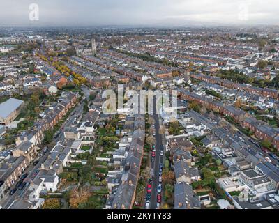 Strada e casa nei sobborghi di Dublino, Irlanda, vista aerea Foto Stock