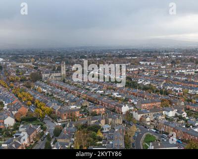 Strada e casa nei sobborghi di Dublino, Irlanda, vista aerea Foto Stock