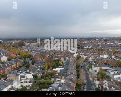 Strada e casa nei sobborghi di Dublino, Irlanda, vista aerea Foto Stock