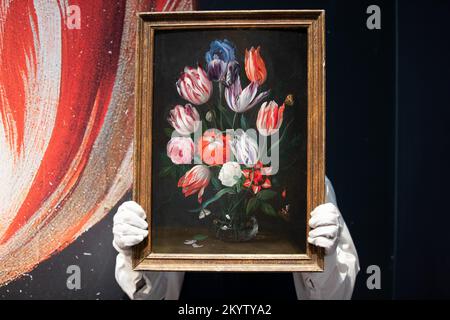 RITRASMETTERE L'ARTISTA CORRETTORE still life di tulipani, rose, anemoni papavero e un iride in un vaso di vetro di Jan van Kessel, al Sotheby's di Londra, che si stima venderà per £120.000 - £180.000 nel loro prossimo Old Master Evening sale. Tra i lavori in mostra vi sono Venere e Adonis di Tiziano, che secondo le stime recupereranno da £8 milioni a £12 milioni. Data immagine: Venerdì 2 dicembre 2022. Foto Stock