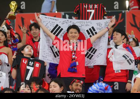 Al Rayyan, Qatar. 02nd Dec, 2022. I tifosi coreani prima della Coppa del mondo FIFA Qatar 2022 Group H match tra Corea del Sud e Portogallo al Education City Stadium, al Rayyan, Qatar, il 2 dicembre 2022. Foto di Peter Dovgan. Solo per uso editoriale, licenza richiesta per uso commerciale. Non è utilizzabile nelle scommesse, nei giochi o nelle pubblicazioni di un singolo club/campionato/giocatore. Credit: UK Sports Pics Ltd/Alamy Live News Foto Stock