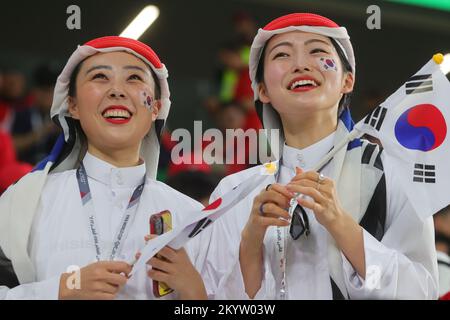 Al Rayyan, Qatar. 02nd Dec, 2022. I tifosi coreani prima della Coppa del mondo FIFA Qatar 2022 Group H match tra Corea del Sud e Portogallo al Education City Stadium, al Rayyan, Qatar, il 2 dicembre 2022. Foto di Peter Dovgan. Solo per uso editoriale, licenza richiesta per uso commerciale. Non è utilizzabile nelle scommesse, nei giochi o nelle pubblicazioni di un singolo club/campionato/giocatore. Credit: UK Sports Pics Ltd/Alamy Live News Foto Stock