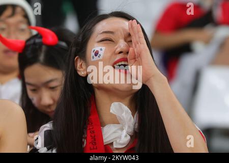 Al Rayyan, Qatar. 02nd Dec, 2022. Sostenitore coreano prima della partita di Coppa del mondo FIFA Qatar 2022 Group H tra Corea del Sud e Portogallo al Education City Stadium, al Rayyan, Qatar, il 2 dicembre 2022. Foto di Peter Dovgan. Solo per uso editoriale, licenza richiesta per uso commerciale. Non è utilizzabile nelle scommesse, nei giochi o nelle pubblicazioni di un singolo club/campionato/giocatore. Credit: UK Sports Pics Ltd/Alamy Live News Foto Stock