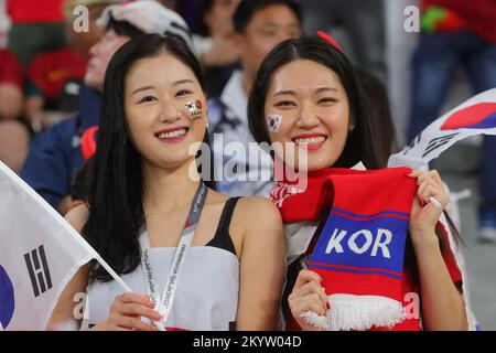 Al Rayyan, Qatar. 02nd Dec, 2022. I tifosi coreani prima della Coppa del mondo FIFA Qatar 2022 Group H match tra Corea del Sud e Portogallo al Education City Stadium, al Rayyan, Qatar, il 2 dicembre 2022. Foto di Peter Dovgan. Solo per uso editoriale, licenza richiesta per uso commerciale. Non è utilizzabile nelle scommesse, nei giochi o nelle pubblicazioni di un singolo club/campionato/giocatore. Credit: UK Sports Pics Ltd/Alamy Live News Foto Stock