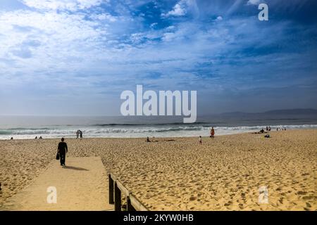 Comporta, Grandola, Portogallo - 28 ottobre 2022: Passaggio pedonale in legno per la spiaggia di Comporta la mattina in una giornata di sole in Portogallo Foto Stock