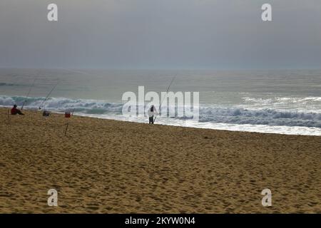 Comporta, Grandola, Portogallo - 28 ottobre 2022: Passaggio pedonale in legno per la spiaggia di Comporta la mattina in una giornata di sole in Portogallo Foto Stock