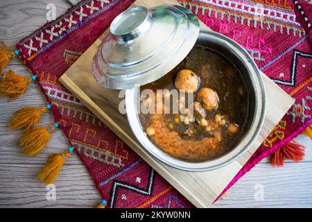 Cibo turco tradizionale; zuppa di bulgur con carne tritata 'anali Kizli' Foto Stock