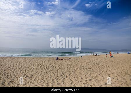 Comporta, Grandola, Portogallo - 28 ottobre 2022: Passaggio pedonale in legno per la spiaggia di Comporta la mattina in una giornata di sole in Portogallo Foto Stock