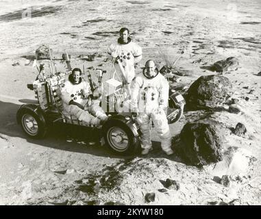 Gli astronauti Apollo 16 (da sinistra a destra), il pilota Lunar Module Charles M. Duke, il comandante John W. Young e il pilota Command Module Thomas K. Mattingly II durante un esercizio di formazione in preparazione alla missione Lunar Landing. Foto Stock