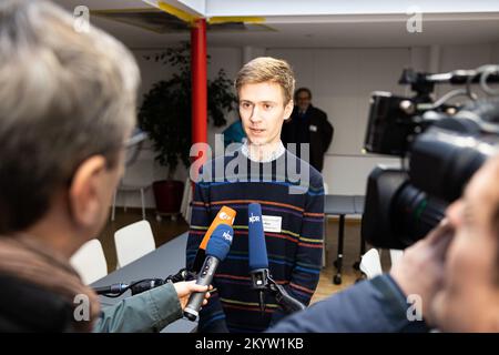 02 dicembre 2022, bassa Sassonia, Hannover: Marco Mauer, rappresentante del dipartimento SPD 15 Kollwitzplatz (Pankow) di Berlino, fornisce un'intervista ai rappresentanti dei media presso la Kurt-Schumacher-Haus del distretto SPD della regione di Hannover prima dell'inizio del processo. Il suo dipartimento è uno dei numerosi rami del partito che hanno presentato ricorso. Nel procedimento della parte DOCUP contro l'ex Cancelliere Gerhard Schröder, la commissione arbitrale del distretto DOCUP di Hannover sta ascoltando un ricorso depositato. Sette succursali della DOCUP avevano presentato ricorso contro la decisione di primo grado che Schröder non aveva Foto Stock