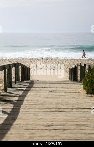 Comporta, Grandola, Portogallo - 28 ottobre 2022: Passaggio pedonale in legno per la spiaggia di Comporta la mattina in una giornata di sole in Portogallo Foto Stock