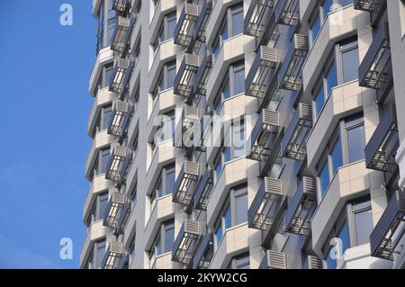 Kiev, Ucraina. 10th Mar, 2018. Vista sulla facciata degli edifici residenziali e degli uffici. In connessione con la guerra della Russia in Ucraina, la domanda di beni immobili è diminuita in modo significativo, dice il presidente dell'Associazione di beni immobili di Ucraina Yuri Pita, 2 dicembre 2022. (Credit Image: © Aleksandr Gusev/SOPA Images via ZUMA Press Wire) Foto Stock