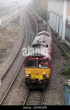 DB Cargo Classe 66 loco 66133 trasporta il gulet 6D66 1052 Scunthorpe Roxby a Rossington servizio di vagone vuoto attraverso Scunthorpe il 28/11/22. Foto Stock
