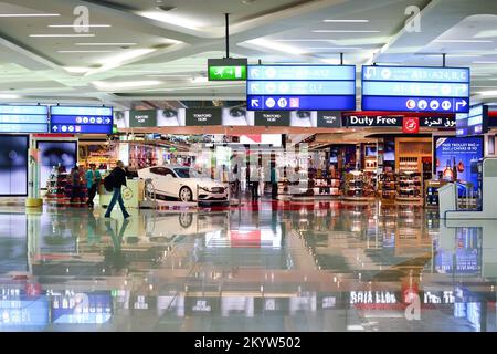 DUBAI, Emirati Arabi Uniti - 16 NOVEMBRE 2015: Interno di Dubai Duty Free. Dubai Duty Free è la più grande operazione di vendita al dettaglio in aeroporto al mondo Foto Stock