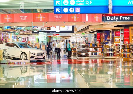 DUBAI, Emirati Arabi Uniti - 16 NOVEMBRE 2015: Interno di Dubai Duty Free. Dubai Duty Free è la più grande operazione di vendita al dettaglio in aeroporto al mondo Foto Stock