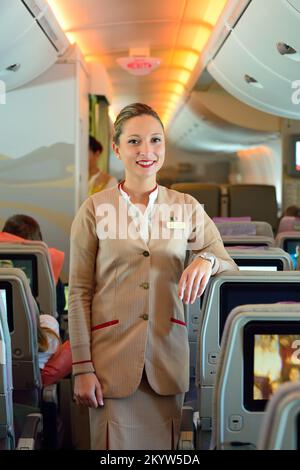 DUBAI - 17 NOVEMBRE 2015: Membro dell'equipaggio Emirates a bordo dell'Airbus A380. Emirates è una compagnia aerea con sede a Dubai, negli Emirati Arabi Uniti. Sono le grandi Foto Stock