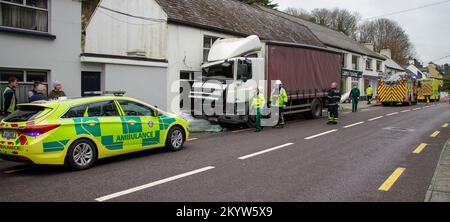 Camion si è schiantato in negozio con i servizi di emergenza in presenza. LEAP, West Cork, Irlanda Foto Stock