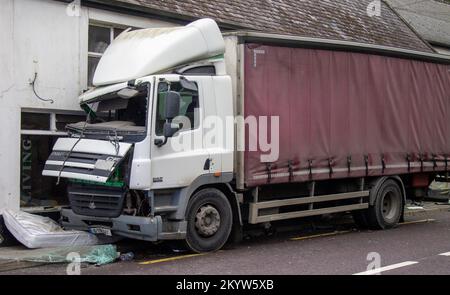 Camion si è schiantato in negozio con i servizi di emergenza in presenza. LEAP, West Cork, Irlanda Foto Stock