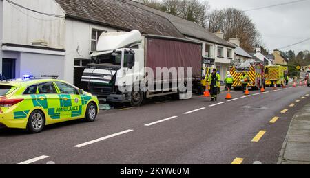 Camion si è schiantato in negozio con i servizi di emergenza in presenza. LEAP, West Cork, Irlanda Foto Stock