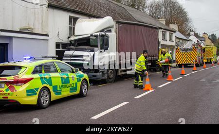 Camion si è schiantato in negozio con i servizi di emergenza in presenza. LEAP, West Cork, Irlanda Foto Stock