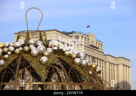 Decorazioni natalizie sullo sfondo della Duma di Stato (Parlamento russo) a Mosca. Capodanno e vacanze invernali in Russia Foto Stock