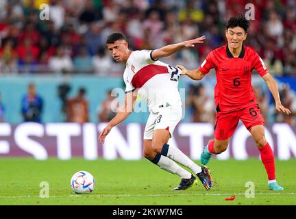 Le Matheus Nunes (a sinistra) del Portogallo e la Hwang in-beom della Corea del Sud combattono per la palla durante la partita del Gruppo H della Coppa del mondo FIFA presso l'Education City Stadium di al-Rayyan, Qatar. Data immagine: Venerdì 2 dicembre 2022. Foto Stock