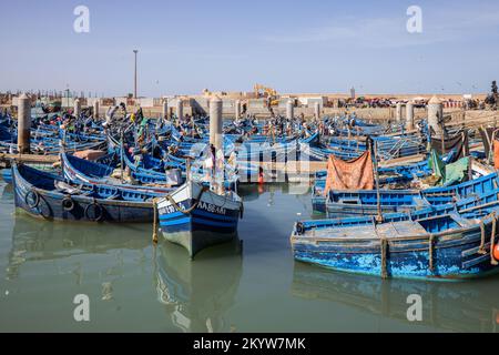 barche da pesca blu nella città portuale di essaouira sulla costa atlantica del marocco Foto Stock
