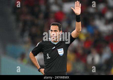 Al Rajjan, Qatar. 02nd Dec, 2022. Calcio, Coppa del mondo, Corea del Sud - Portogallo, turno preliminare, Gruppo H, Giornata 3, allo Stadio Education City di al-Rajjan, l'arbitro Facundo bello si fa gesti durante la partita. Credit: Robert Michael/dpa/Alamy Live News Foto Stock