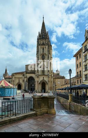 Oviedo, Spagna - 2022 ottobre: Piazza Alfonso II Foto Stock