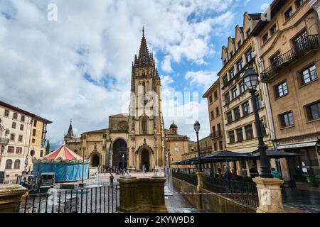 Oviedo, Spagna - 2022 ottobre: Piazza Alfonso II Foto Stock