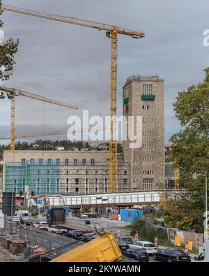 STOCCARDA, 2022 novembre 02; paesaggio urbano con traffico intenso al di fuori del sito di ristrutturazione della stazione ferroviaria; ripresa in piena luce il 02 novembre 2 Foto Stock