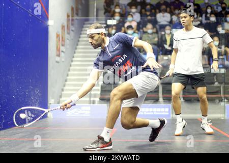 L'inglese Mohamed ElShorbagy in azione contro ng Eain YOW della Malesia all'Hong Kong Squash Open 2022. Mohamed ElShorbagy vince 11-9, 11-9, 11-5. 29NOV22 Foto Stock