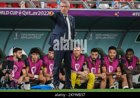 Al Rajjan, Qatar. 02nd Dec, 2022. Calcio, Coppa del mondo, Corea del Sud - Portogallo, turno preliminare, Gruppo H, Giornata 3, allo stadio Education City di al-Rajjan, Portogallo allenatore Fernando Santos a margine. Credit: Robert Michael/dpa/Alamy Live News Foto Stock