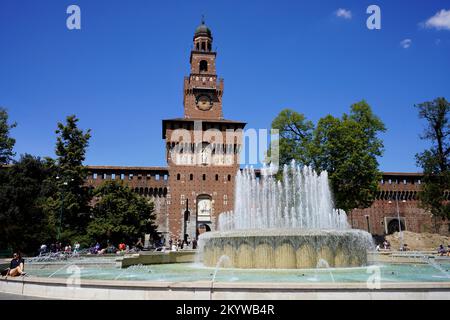 MILANO, ITALIA - 13 AGOSTO 2022: Piazza del Castello Sforzesco con fontana a Milano Foto Stock