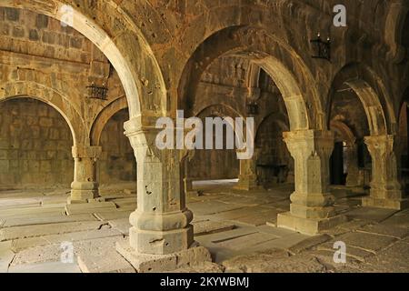 Splendidi interni del corridoio della Chiesa nel Monastero medievale di Sanahin, Provincia di Lori in Armenia Foto Stock