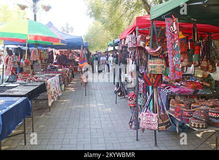 Vernissage, Market un impressionante mercato delle pulci all'aperto nel centro di Yerevan, Armenia Foto Stock