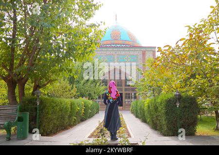 Donna con indirizzo presso il cortile della Moschea Blu di Yerevan, situato su Mashtots Avenue, Kentron District, Yerevan, Armenia Foto Stock