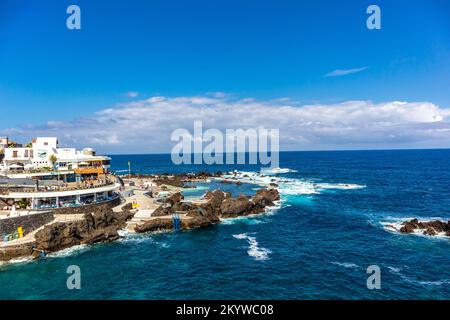 Sulla strada per il lato nord di Madeira sotto Porto Moniz con fantastiche vedute dell'Oceano Atlantico - Madeira - Portogallo Foto Stock