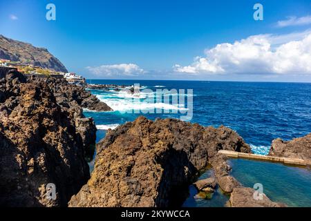 Sulla strada per il lato nord di Madeira sotto Porto Moniz con fantastiche vedute dell'Oceano Atlantico - Madeira - Portogallo Foto Stock