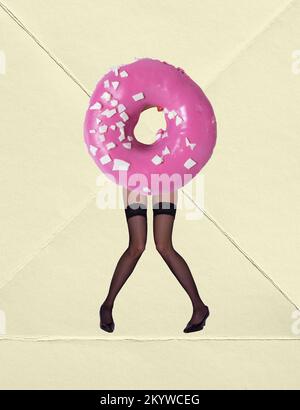 Collage d'arte contemporanea. Gambe femminili sottili in collant nero con tacco e corpo in ciambella rosa su sfondo giallo Foto Stock